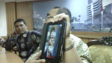 Arifinto (PKS) dan komputer tablet Galaxy Tab-nya