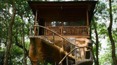 Rumah pohon di Taman Buah Mekar Sari