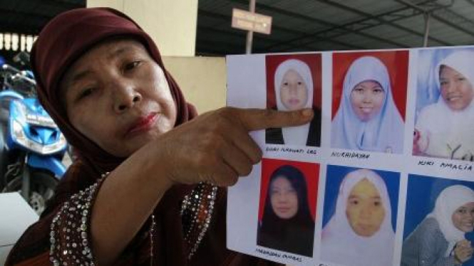 Orang tua lihatkan foto anak yang diduga hilang ikut aliran sesat