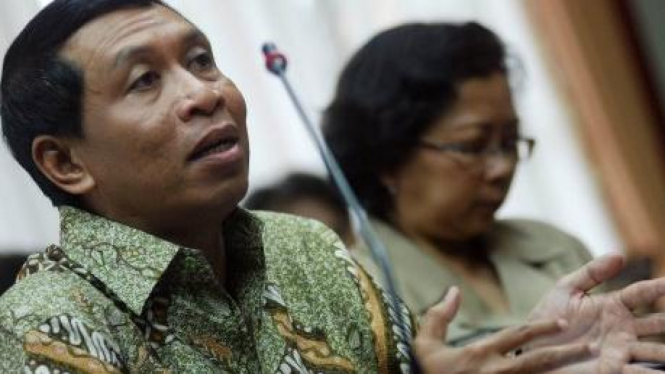 Ketua Komisi II DPR Zainudin Amali (kiri).