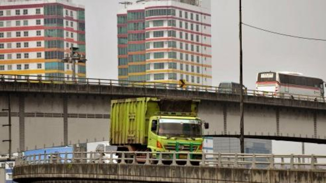 Truk melintas di Jalan Tol Jakarta beberapa waktu lalu.