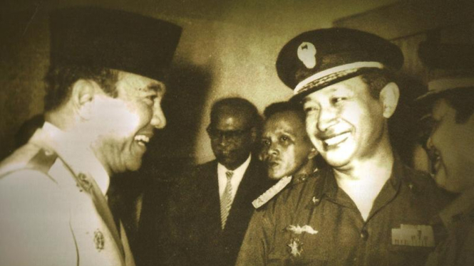 Presiden Soekarno ramah tamah dengan Jenderal TNI Soeharto.