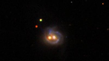 Black hole atau lubang hitam kembar yang ditemukan di galaksi Markarian 739