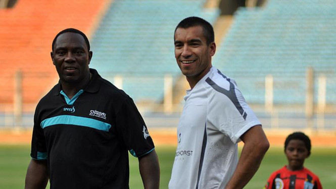 Giovanni Van Bronckhorst & Jacksen Ferreira Tiago Berlatih di SUGBK Jakarta