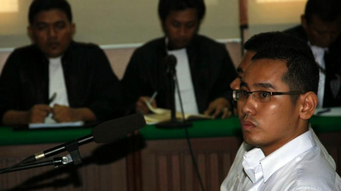 Randy dan Dian menjalani persidangan