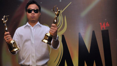 Sandhy Sandoro Raih Penghargaan di AMI Awards 2011