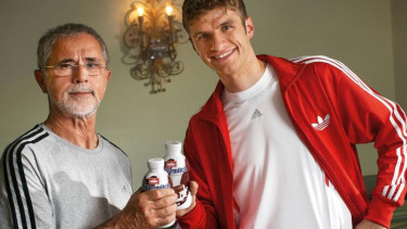 Gerd Mueller (kiri) dan striker Bayern Munich, Thomas Mueller