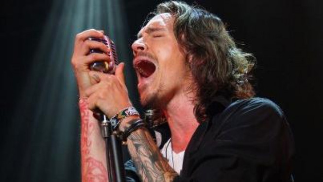 Brandon Boyd, vokalis Incubus, beraksi di Istora Senayan