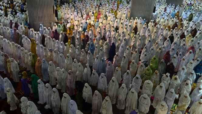 Salat Taraweh di bulan Ramadan.