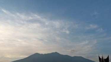 Gunung Marapi dilihat dari Kabupaten Agam, Sumatera Barat