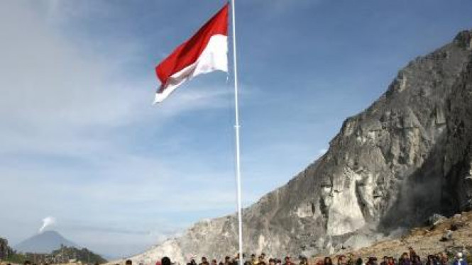 Upacara bendera di puncak Gunung Sibayak, Karo, Sumut