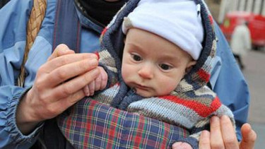 menggendong bayi