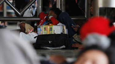 Ilustras-Pemudik yang menggunakan jasa kereta api di Stasiun Senen Jakarta Pusat