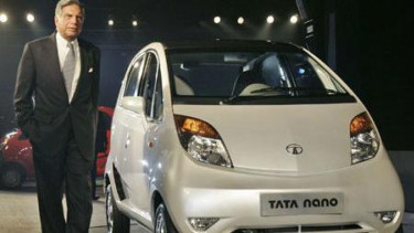 Ratan Tata bersama mobil murah Tata Nano
