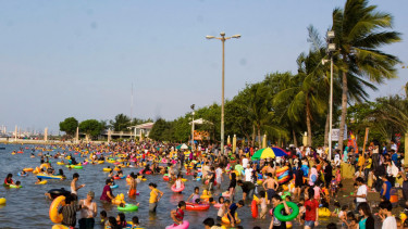 Ancol Diserbu Warga