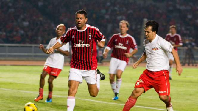 Ricky Yacobi (kanan) saat Indonesia Legend vs AC Milan Glorie, 4 September 2011.
