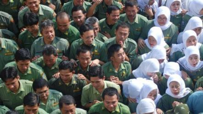 Pegawai negeri sipil (PNS) saat bersiap ikut upacara beberapa waktu lalu. 