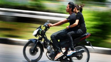 Mengendarai Motor tanpa Helm