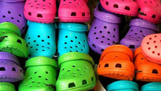 Perusahaan Sepatu Crocs Tutup Seluruh Pabriknya, Ada Apa?