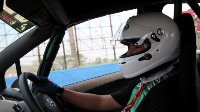 Ilustrasi helm bagi pengemudi mobil