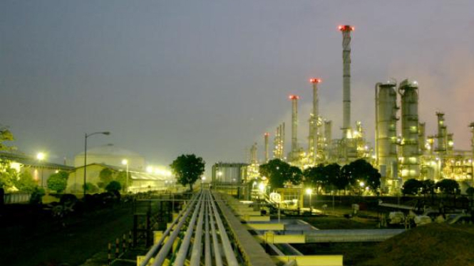 Kilang minyak Pertamina.