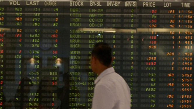 Papan pergerakan harga saham di Bursa Efek Indonesia. 