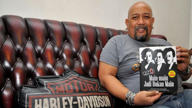 Indro Warkop memegang buku Main-main Jadi Bukan Main
