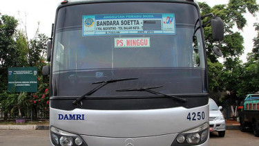 Bus Damri di Terminal Pasar Minggu