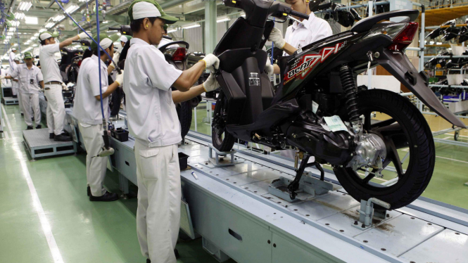 Para pekerja merakit sepeda motor di suatu pabrik di Cikarang, Jawa Barat.