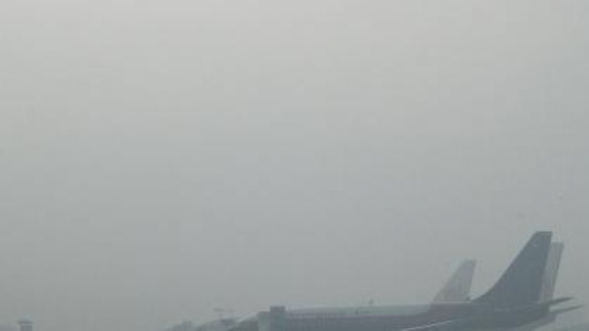 Bandara Syamsuddin Noor Banjarmasin diselimuti kabut asap