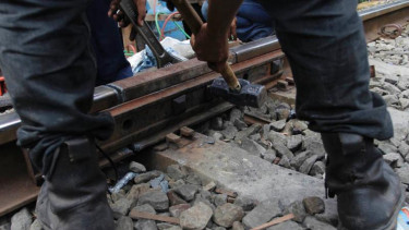 Petugas Memperbaiki Rel Kereta Api 