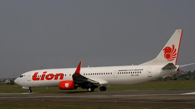 Pesawat Lion Air melakukan lepas landas
