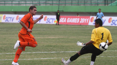 Christian 'El Loco' Gonzales (oranye)