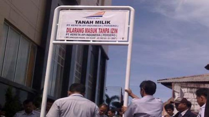 PT KAI saat menyegel tanah milik perusahaan tersebut.