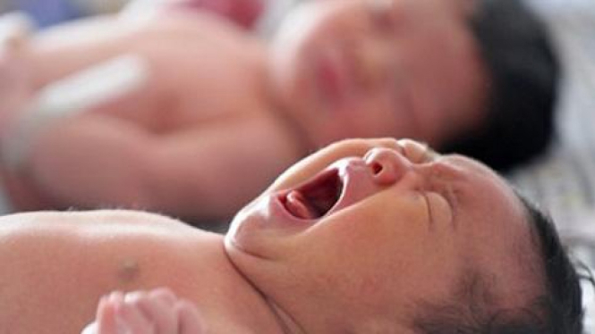 Bayi menangis.