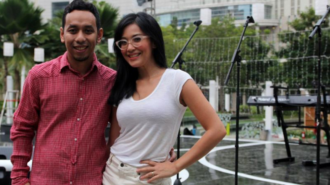 Pasangan Pongki 'Jikustik' dan Sophie Navita