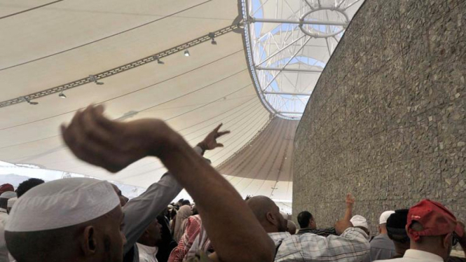 Tradisi Lempar Jumroh dalam umroh.