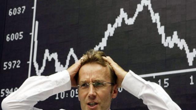 Reaksi seorang pialang melihat indeks harga saham turun.