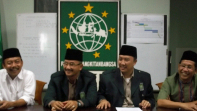 Kakak kandung Muhaimin Iskandar, Abdul Halim Iskandar (kiri tengah)
