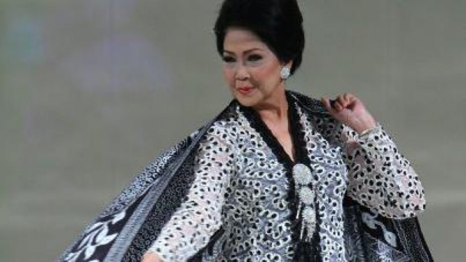 Rima Melati mengenakan busana karya Ramli
