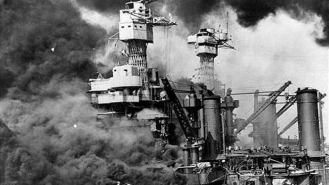 Serangan Jepang atas pangkalan militer AS di Pearl Harbor.