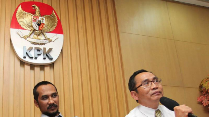 Ketua KPK Abraham Samad (kiri) dan Wakil KPK Adnan Pandu Praja (kanan)