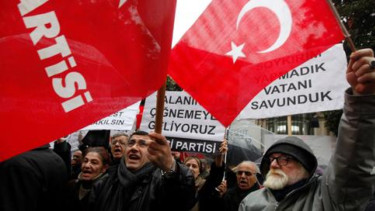Warga Turki saat memprotes tuduhan genosida yang dilakukan Prancis