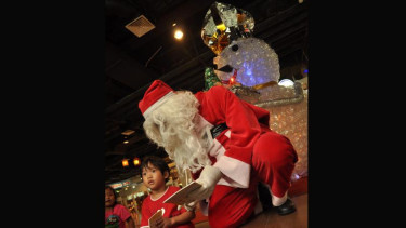 Santa Claus bagikan buku kepada anak-anak