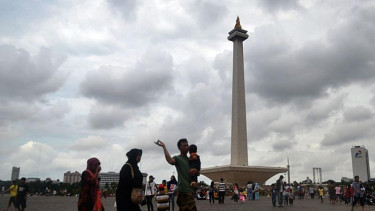 Monas Ramai Dikunjungi Warga saat Libur Natal