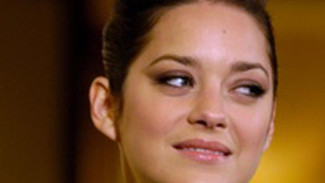 Canggungnya Brad Pitt Foto Bareng Marion Cotillard
