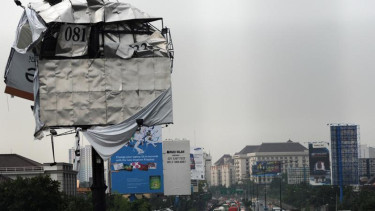Hujan deras melanda Jakarta rusak papan reklame. (Foto ilustrasi)