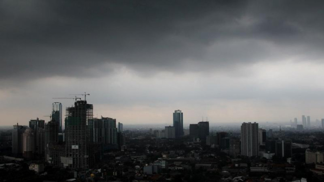 Ilustrasi/Awan gelap di langit Jakarta