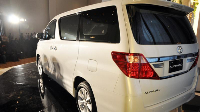 Ilustrasi mobil alphard.