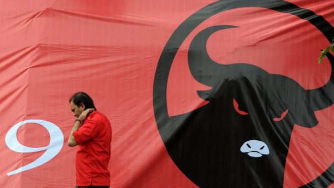 Baliho berlogo banteng Partai Demokrasi Indonesia Perjuangan (PDIP)
